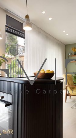 מטבח אלון בשילוב שחור מחורץ
